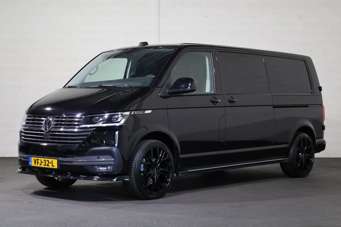Volkswagen Transporter - 2.0 TDI 150pk L2 H1 Automaat Bulli Led Leer Navigatie - AutoWereld.nl