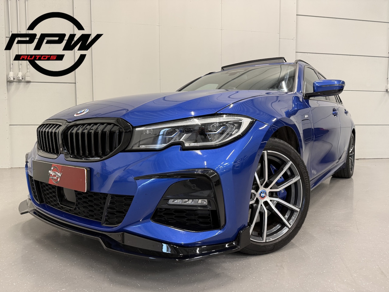 BMW 3-serie Touring - 330e M-Sport PERFORMANCE BODYKIT PANO/HEAD-UP/H&K/MEMORY/LASER/ACC/360CAMERA/KEYLESS/18"/P - AutoWereld.nl