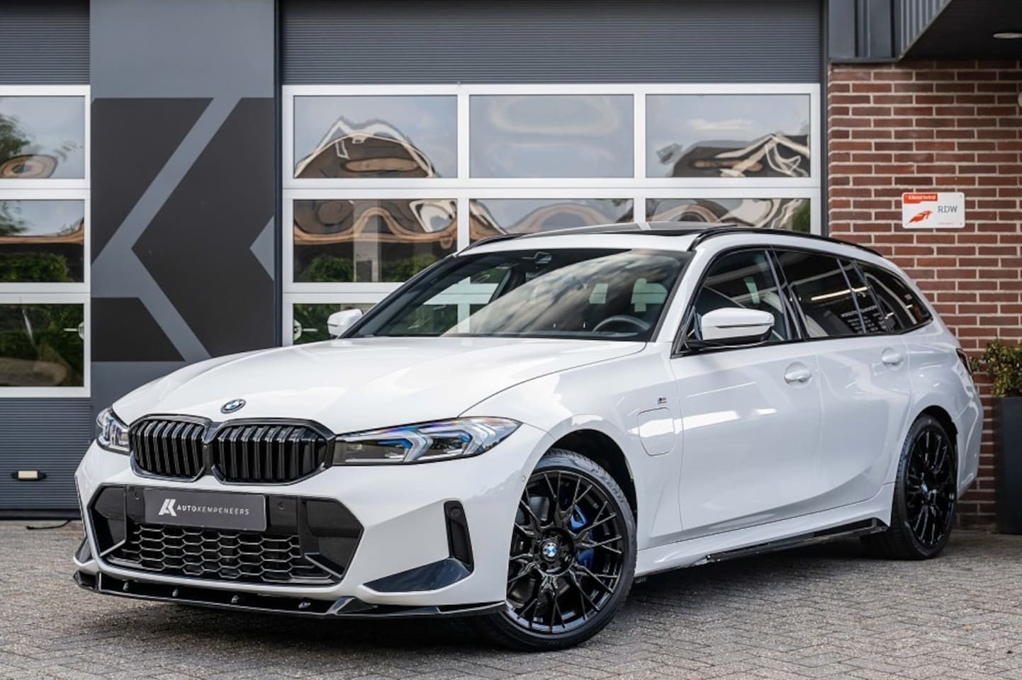 BMW 3-serie Touring - 330e xDrive M-Sport | Panorama | Harman/Kardon | Memory | Trekhaak | Parking Ass. Plus | 1 - AutoWereld.nl