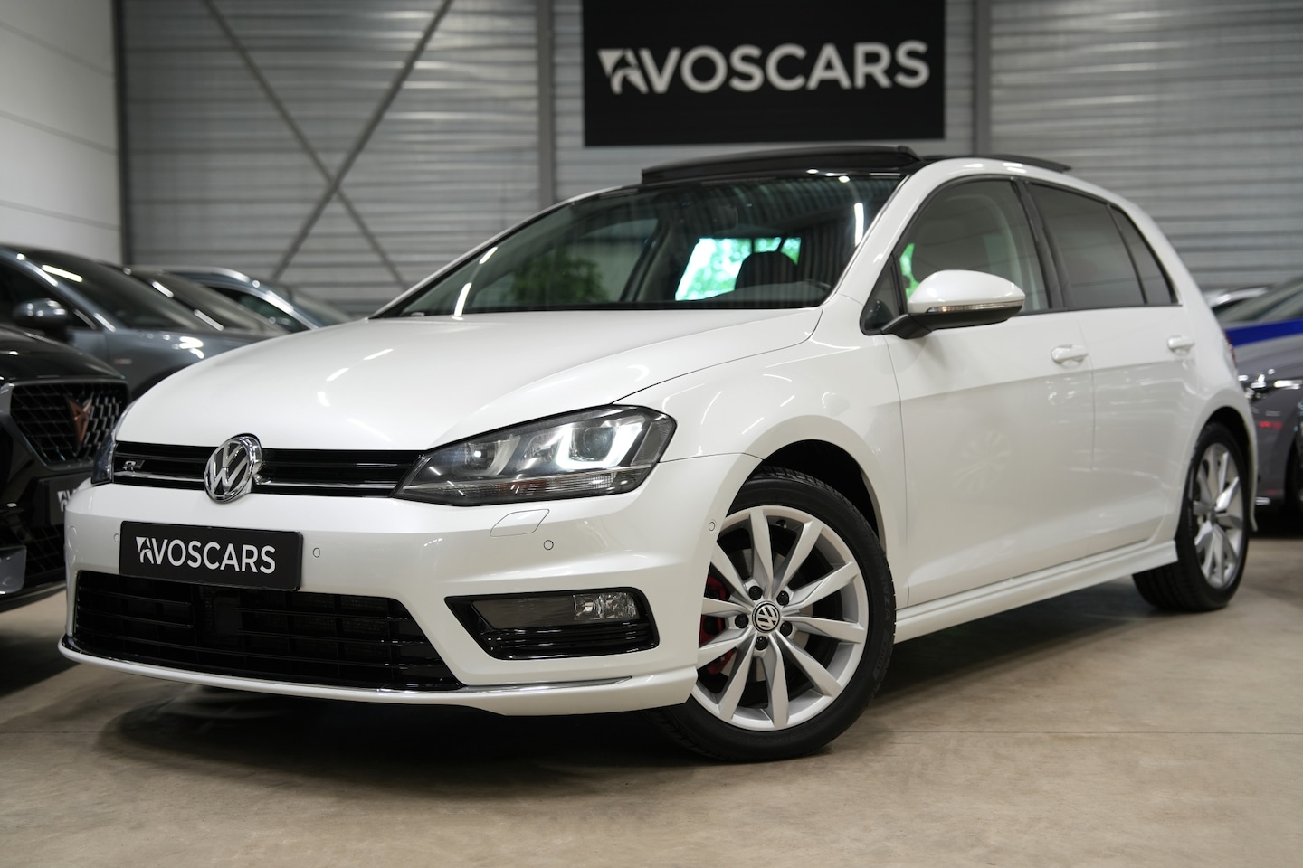 Volkswagen Golf - 1.4 TSI ACT 140PK DSG R-Line * Pano - Keyless - Camera - Xenon - LED - Leder - Massage * - AutoWereld.nl