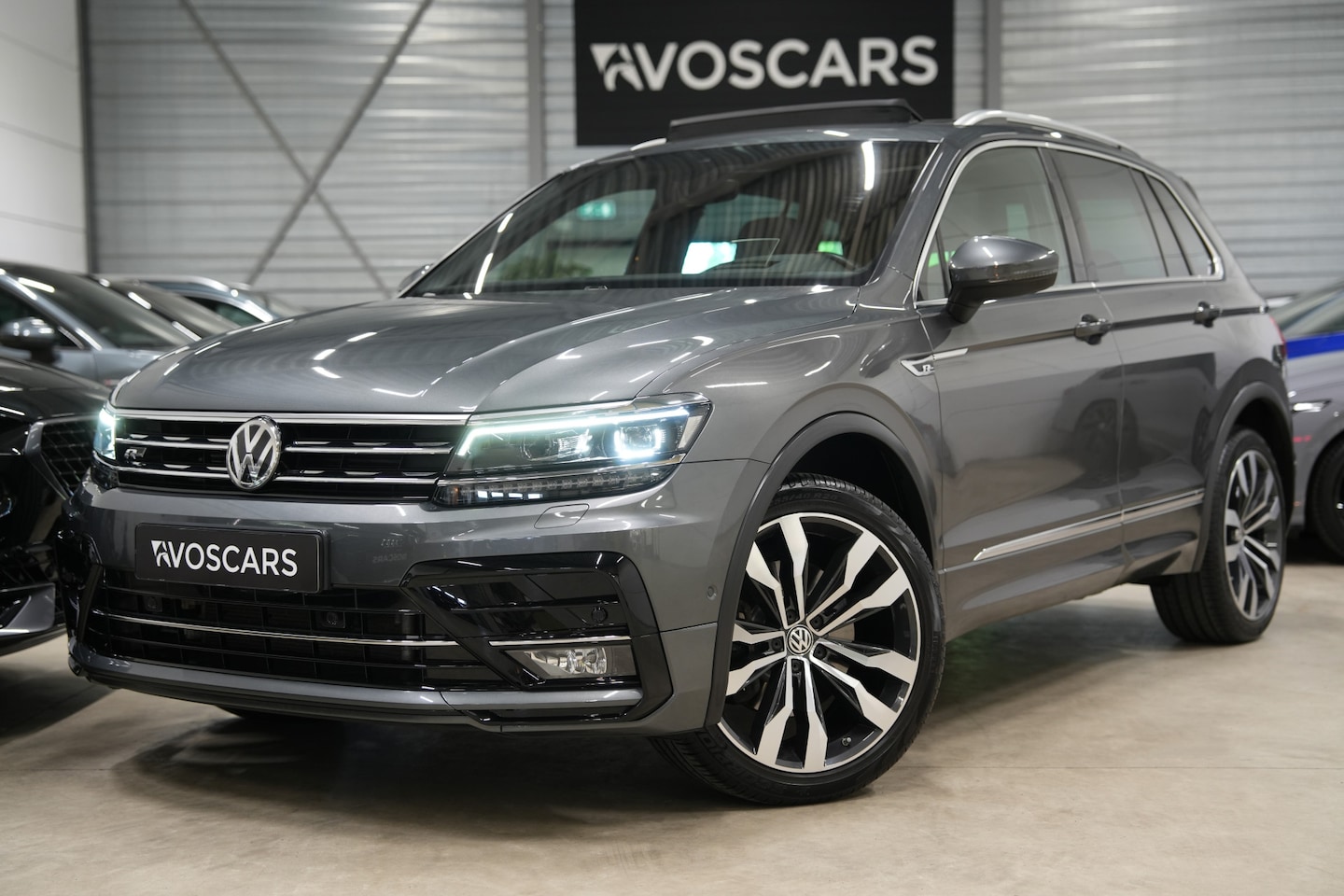 Volkswagen Tiguan - 2.0 TSI 4Motion 230PK 3x R-Line * Pano - Trekhaak - Virtual - 20" - ACC - Keyless - HUD - - AutoWereld.nl