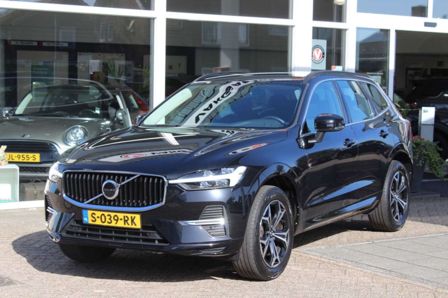 Volvo XC60 - B4 Momentum Pro Stoel+Stuurverwarming Keyless Camera - AutoWereld.nl