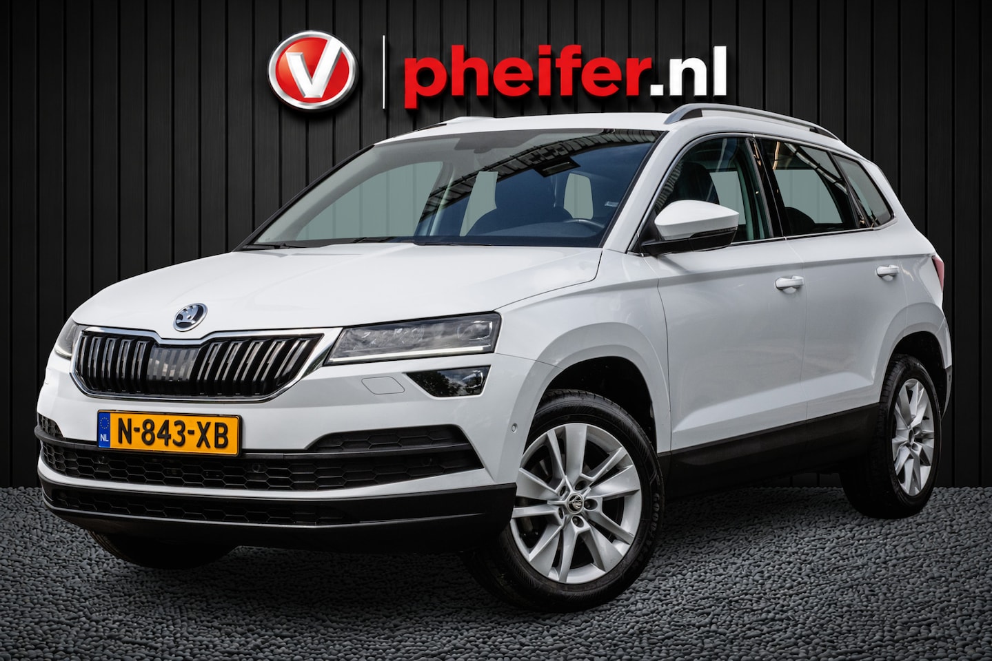 Skoda Karoq - 1.0 TSI Business Edition Plus Trekhaak/ Camera/ Navigatie/ Carplay/ Climate control/ Elek. - AutoWereld.nl