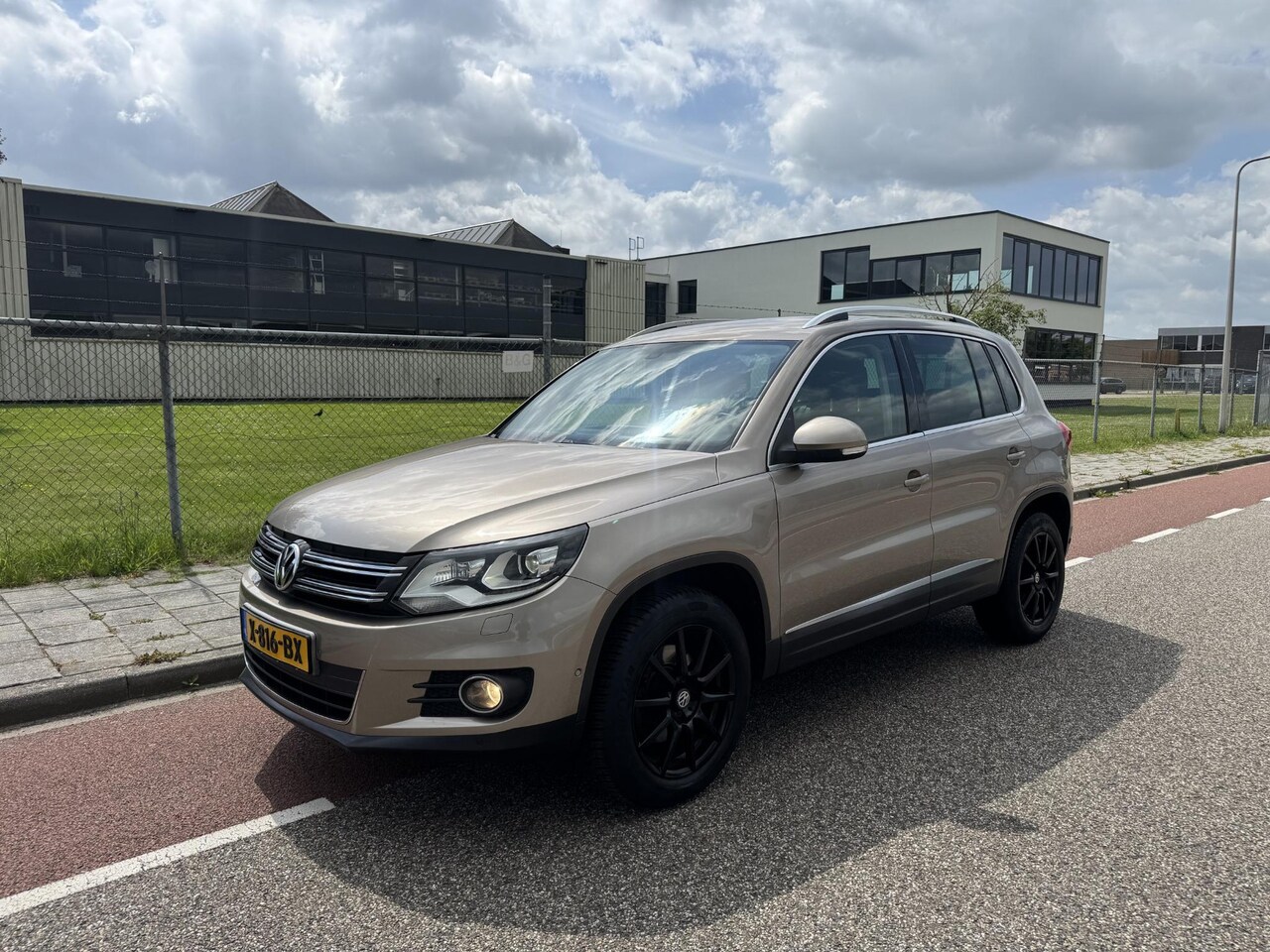 Volkswagen Tiguan - 1.4 TSI Sport&Style Leer/LED/Trekhaak/Xenon - AutoWereld.nl