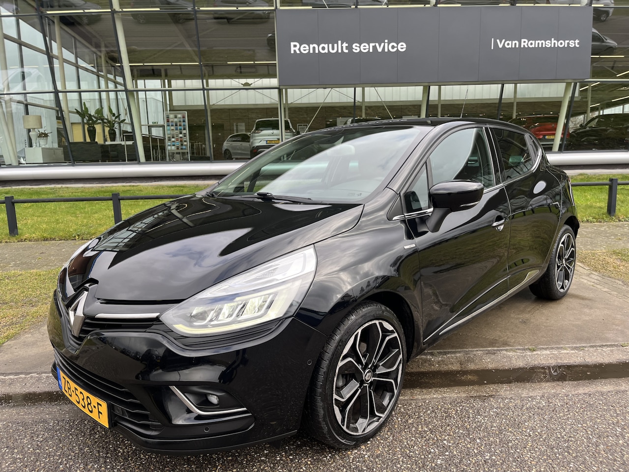Renault Clio - 0.9 TCe Bose / Camera / PDC V+A / Stoelverw. / Climate / Keyless / 17''LMV / 2e Pinksterda - AutoWereld.nl