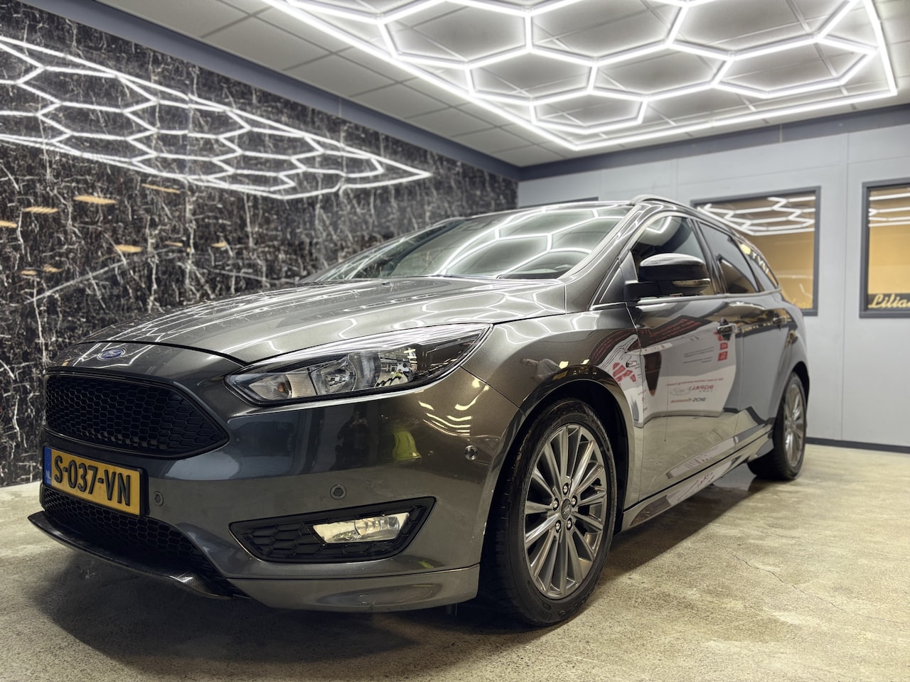 Ford Focus Wagon - 1.0 titanium st line - AutoWereld.nl