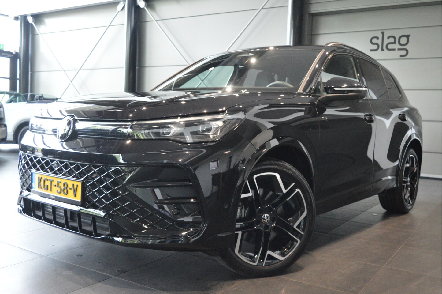 Volkswagen Tiguan - 2.0 TDI 3X R-LINE Black Style camera cruise 20 inch 150 pk !! - AutoWereld.nl