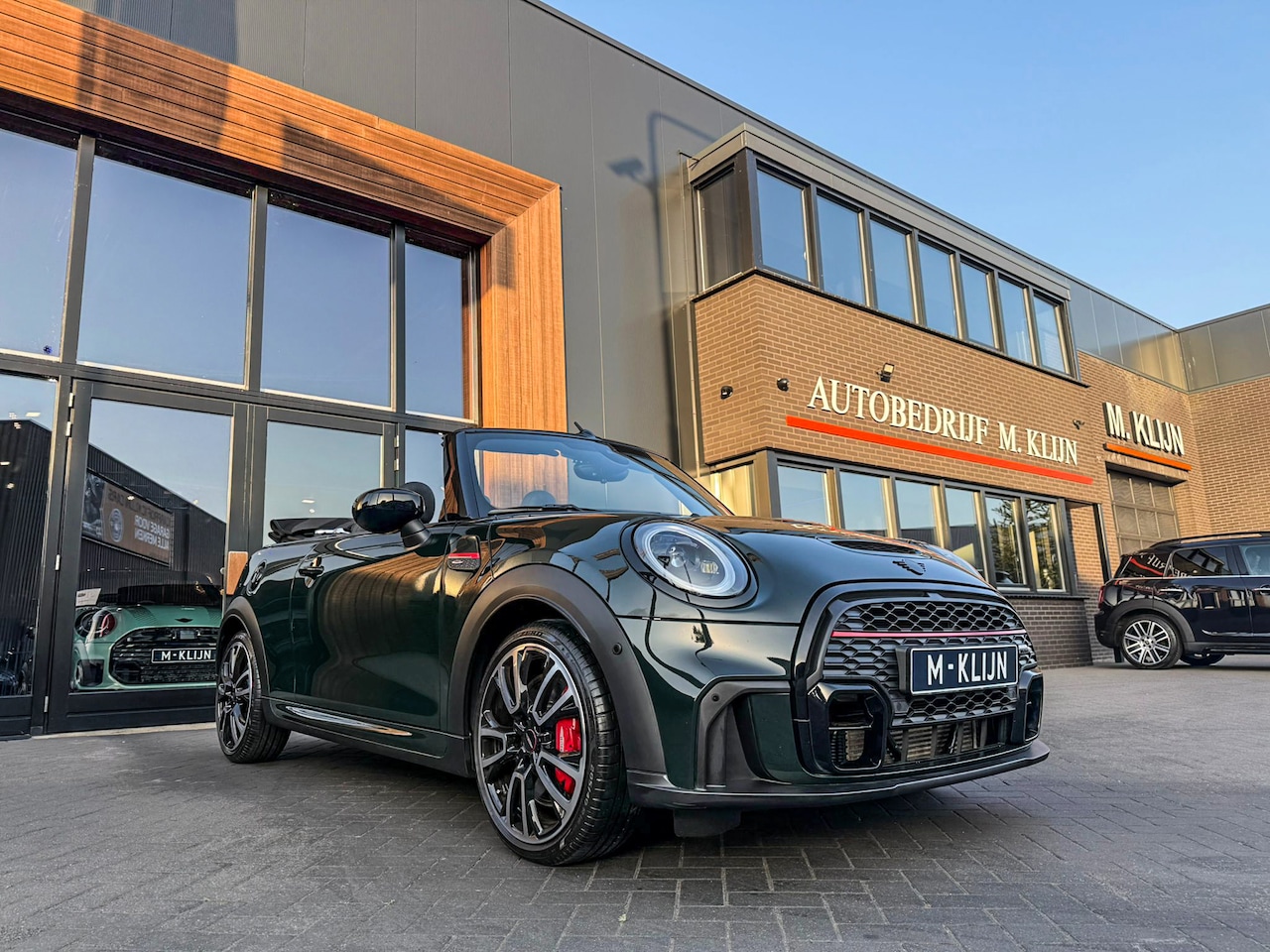 MINI Cabrio - Mini 2.0 John Cooper Works JCW Pack F1 aut 231pk Rebelgreen/Camera/Hk/Btw/Bomvol - AutoWereld.nl