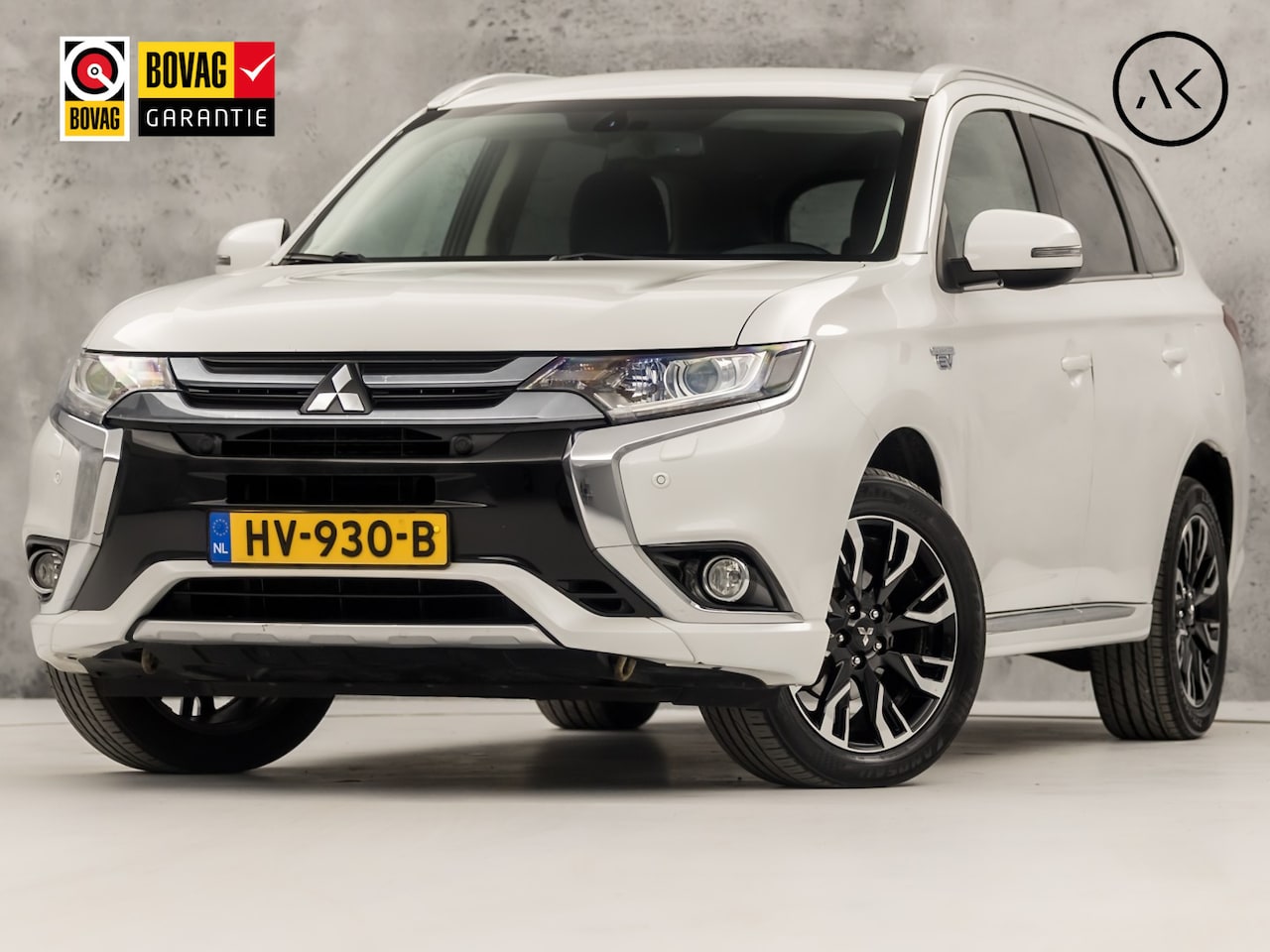 Mitsubishi Outlander - 2.0 PHEV Deluxe 203Pk Automaat (NAVIGATIE, LEDER/ALCANTARA, CAMERA, STOELVERWARMING, SPORT - AutoWereld.nl