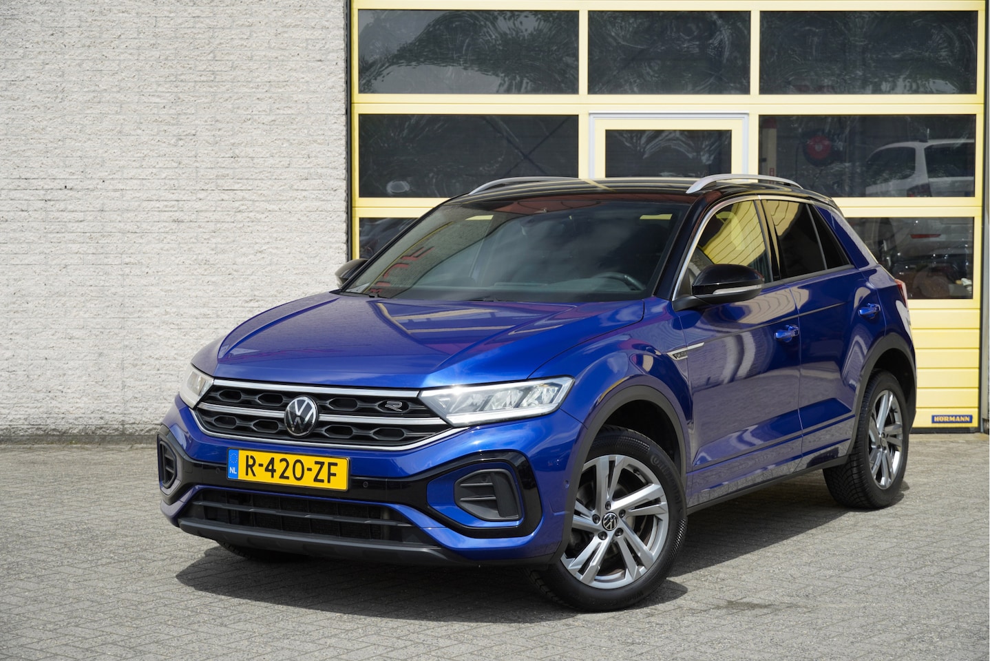 Volkswagen T-Roc - 1.5 TSI 150PK! R-Line BJ2023 Lmv 17" | Led V+A | Pdc | App-Connect | Navi | Virtual cockpi - AutoWereld.nl