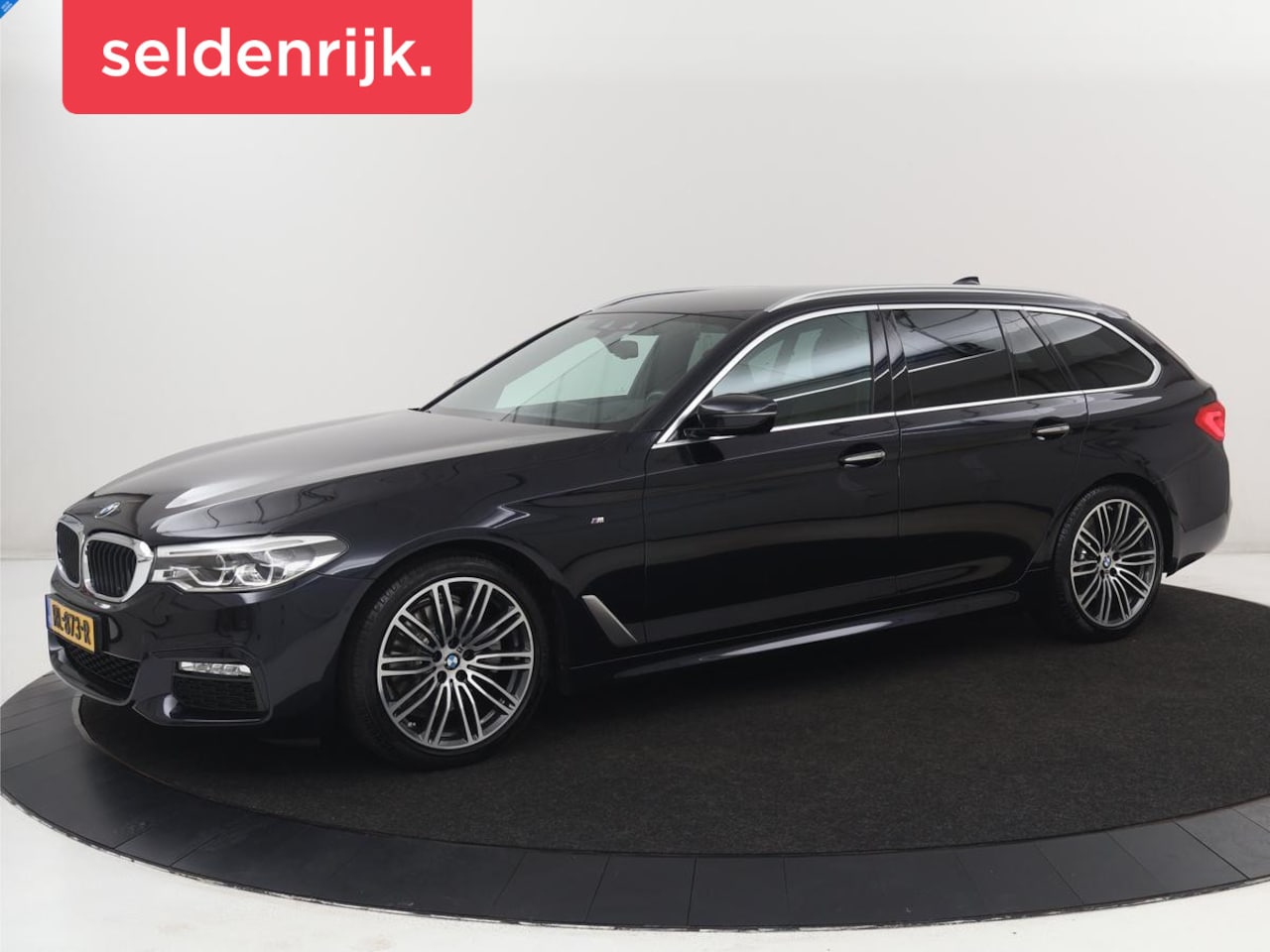 BMW 5-serie Touring - 520i M Sport | Head-Up | Leder | Stoelverwarming | Camera | Sportstoelen | Park Assist | C - AutoWereld.nl