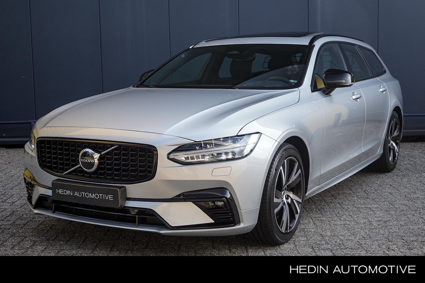 Volvo V90 - 2.0 B4 R-Design | Trekhaak | Panoramadak | Harman/kardon audio - AutoWereld.nl