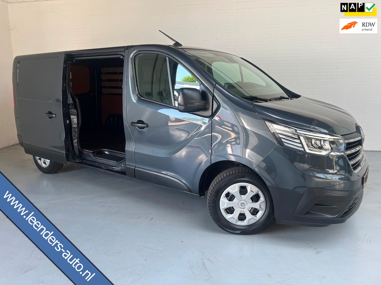 Renault Trafic - 2.0 dCi 110pk euro6 T30 L2H1 Comfort 3Persoons, Airco, CruiseControl, Trekhaak, RIJKLAARPR - AutoWereld.nl