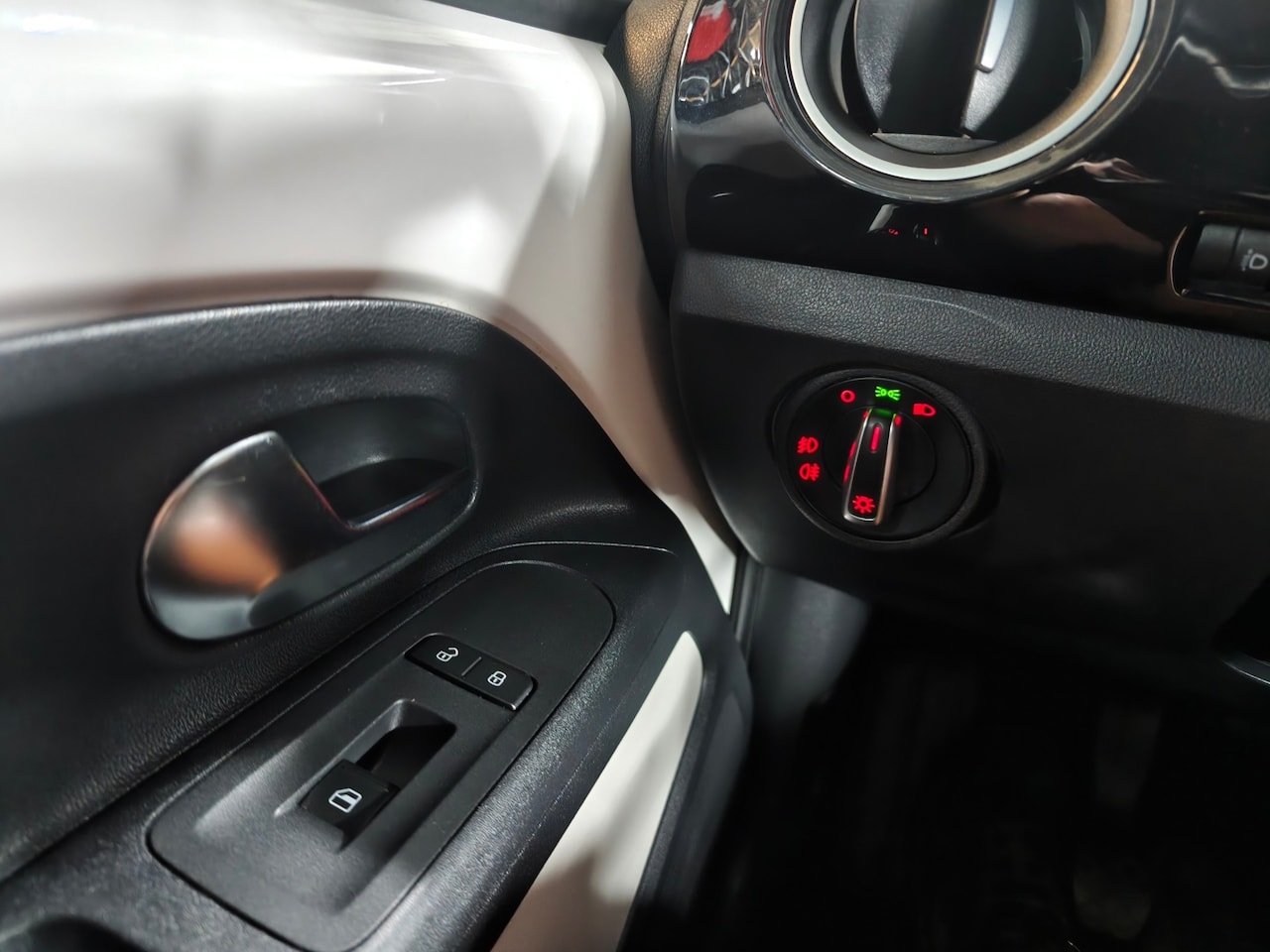 Volkswagen Up! - 1.0 high up! Airco, Navigatie, Bluetooth, 1e eigenaar. NW APK