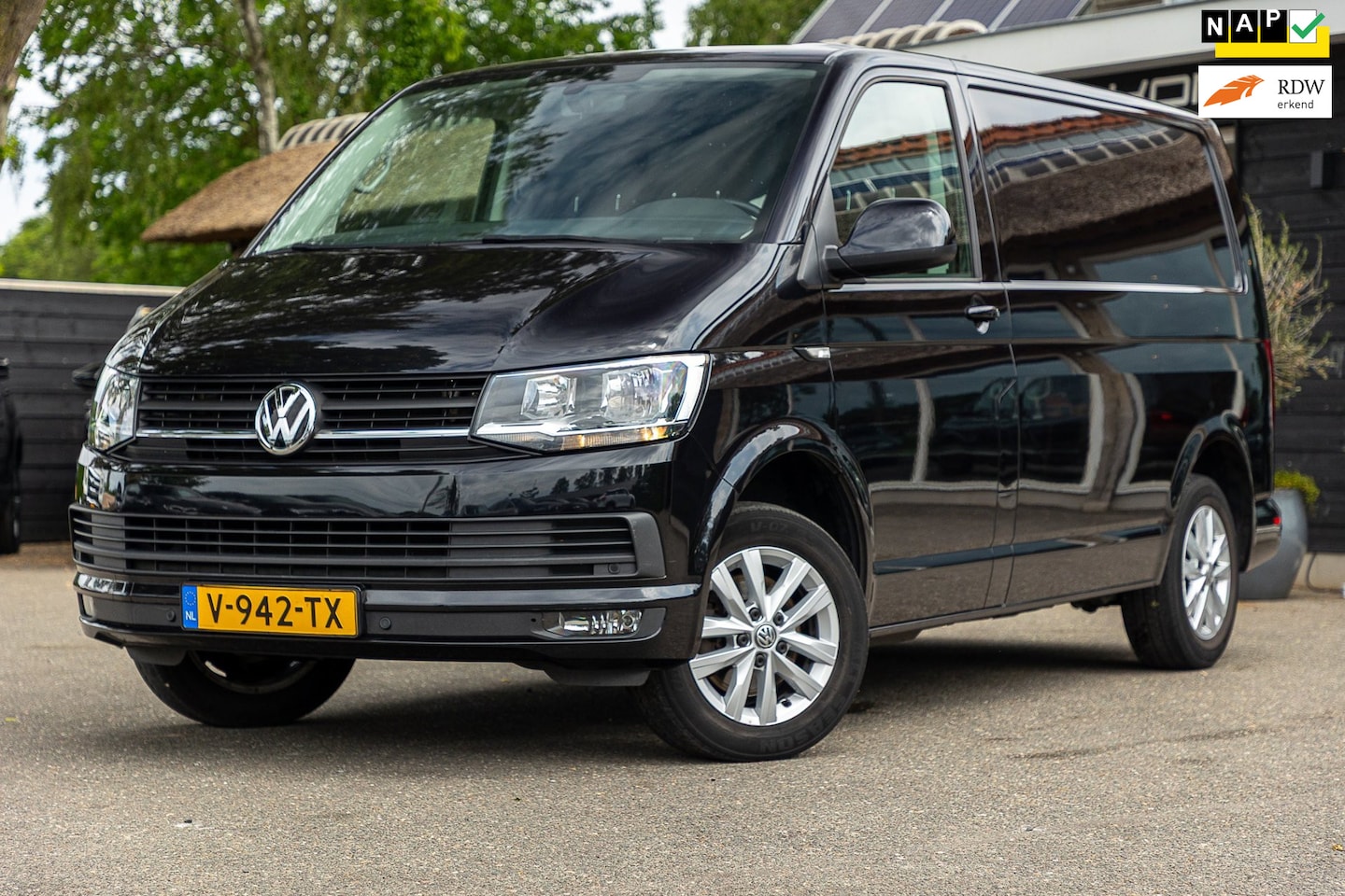 Volkswagen Transporter - 2.0 TDI L1H2 Highline I Leder I Trekhaak I 3 persoons I NAP I Multifuntiestuur I - AutoWereld.nl