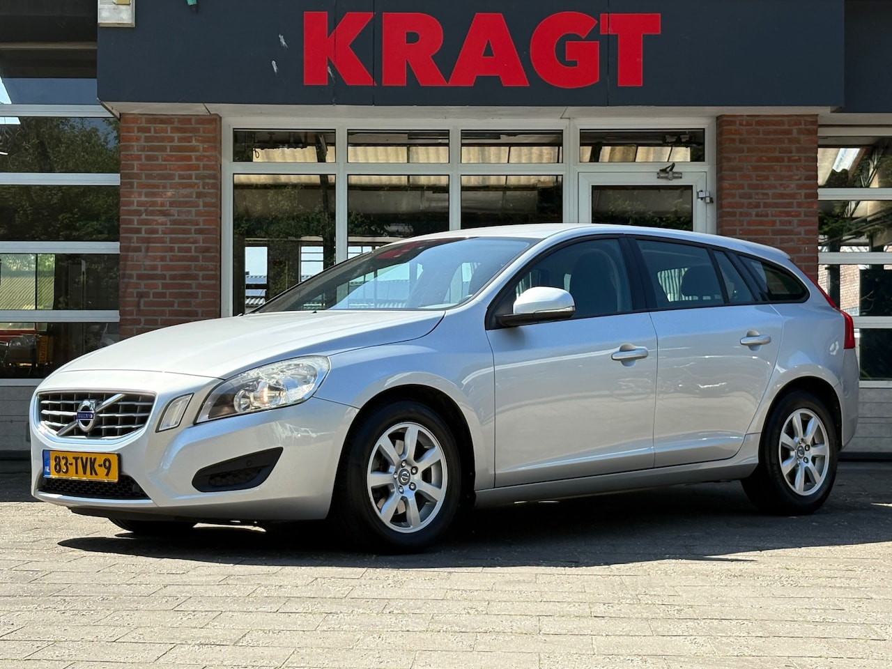 Volvo V60 - Kinetic 1.6 T3 150 pk - Navi - trekhaak - climate - AutoWereld.nl