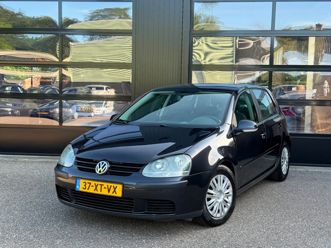 Volkswagen Golf - 1.6 FSI Airco Navi Cruise Bluetooth - AutoWereld.nl