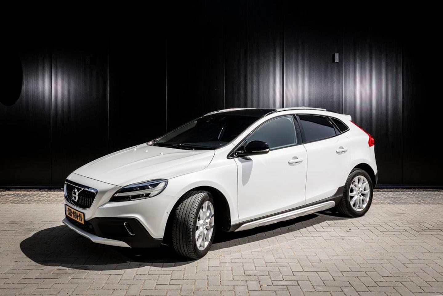 Volvo V40 Cross Country - 1.5 T3 Polar+ Luxury 1.5 T3 Polar+ Luxury - AutoWereld.nl