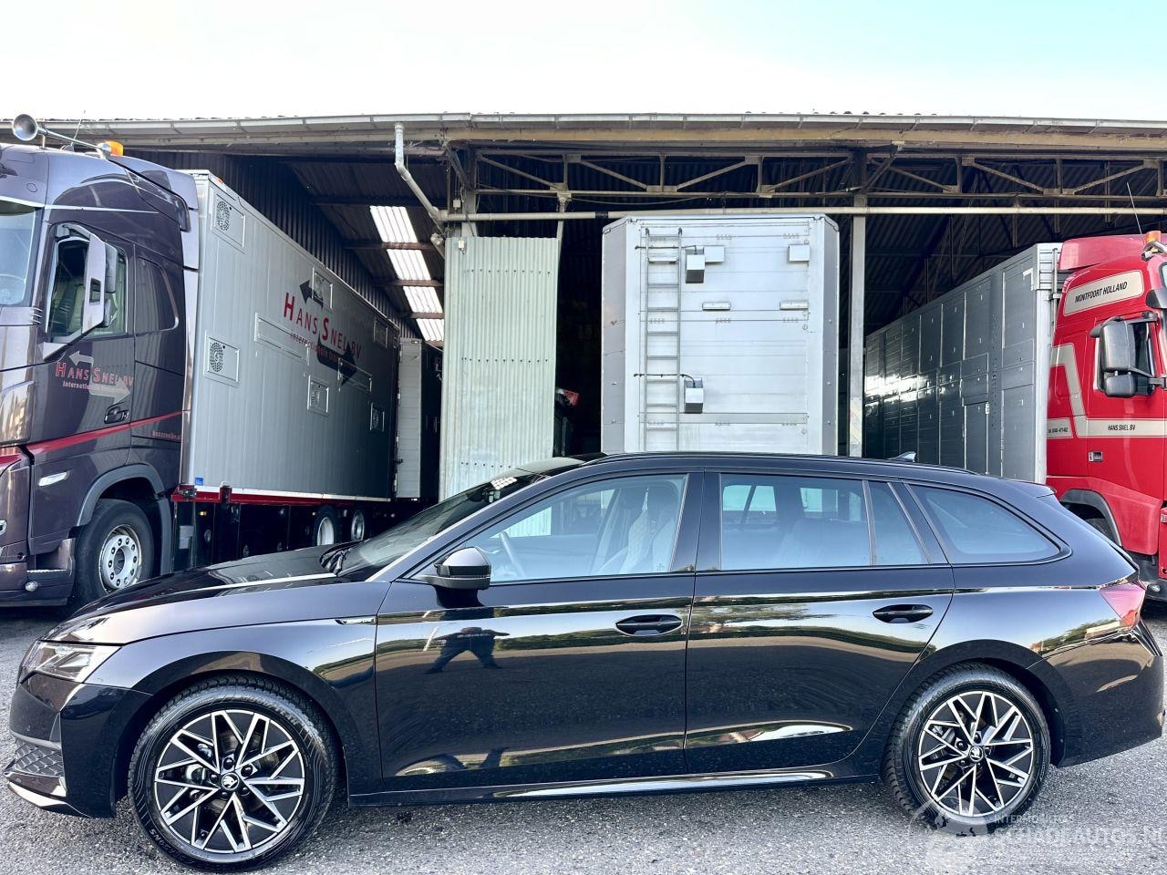 Skoda Octavia - 1.5 TSI MHEV Sportline - nap - 1e eig - navi - camera - inkl trekh - stuurverw - front + l - AutoWereld.nl