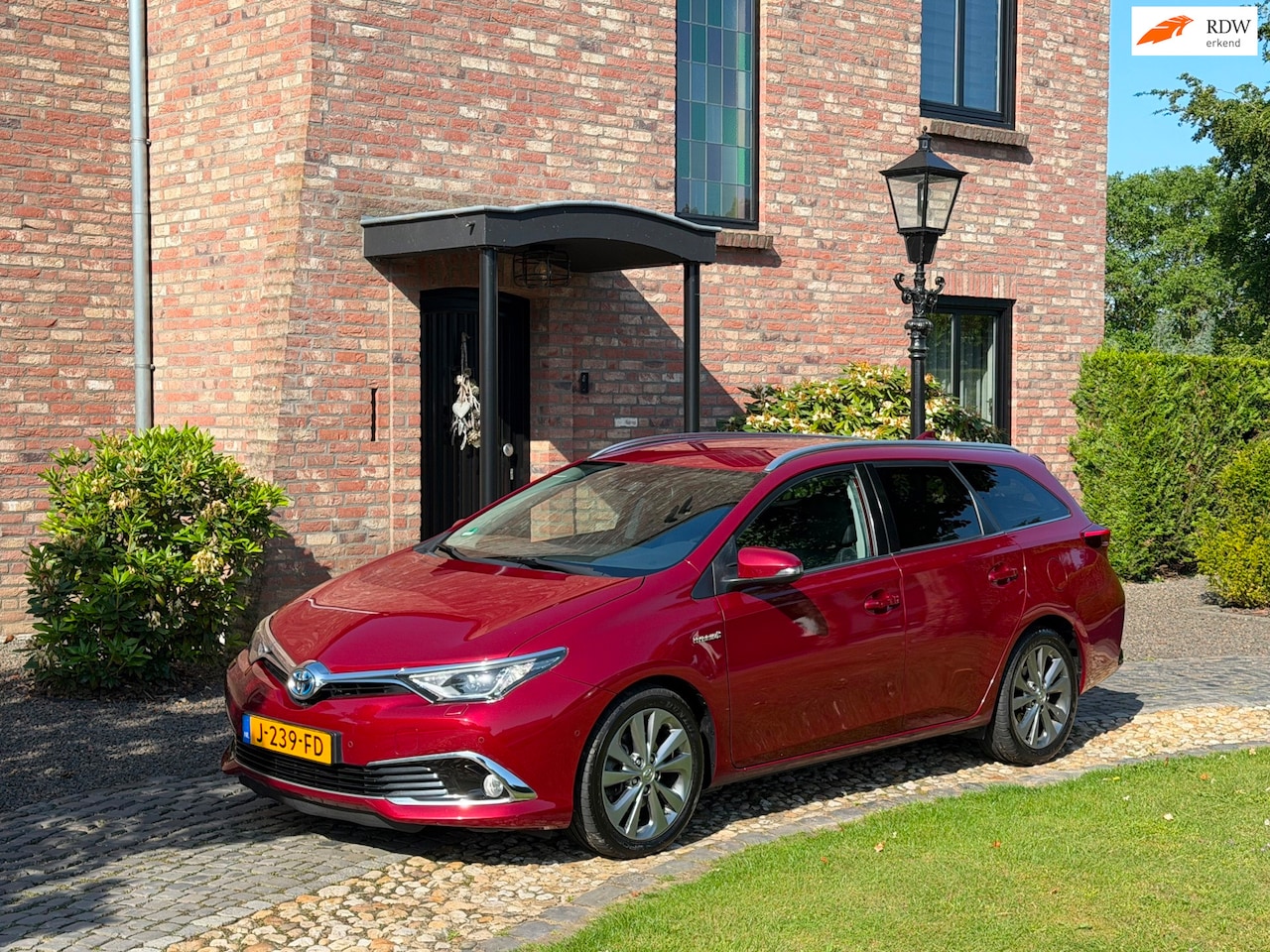 Toyota Auris Touring Sports - 1.8 Hybrid Executive Xenon Navi 1/2 leder - AutoWereld.nl