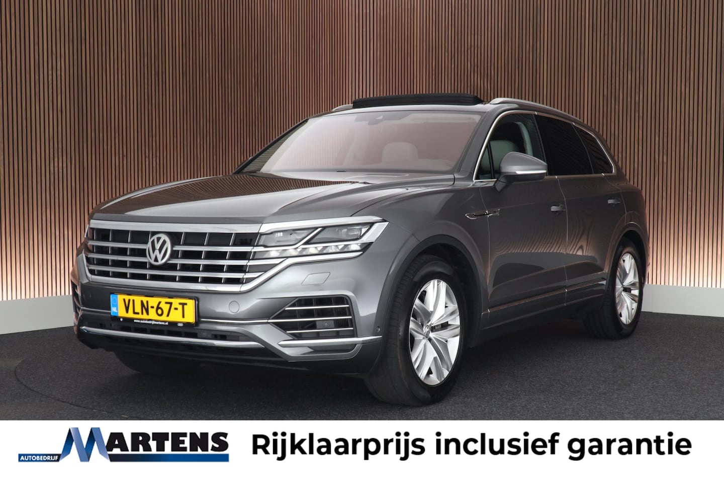 Volkswagen Touareg - 3.0 TDI 230pk R-Line Grijs Kenteken Trekhaak Camera Luchtvering Matrix Led Keyless Leder M - AutoWereld.nl
