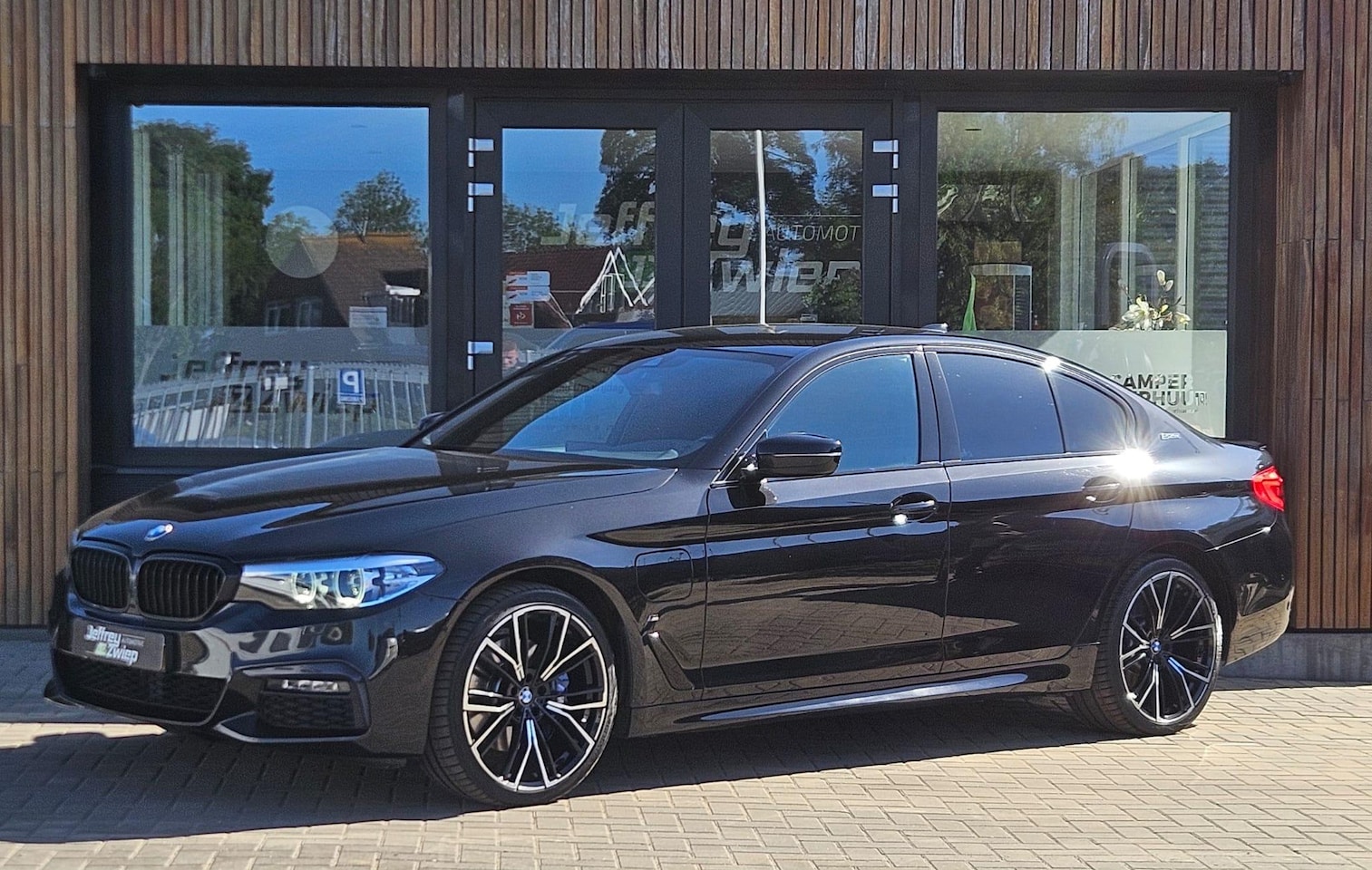 BMW 5-serie - 530e iPerformance High Executive stoel/stuurverwarming. alcantara. m sport velgen. camera. - AutoWereld.nl