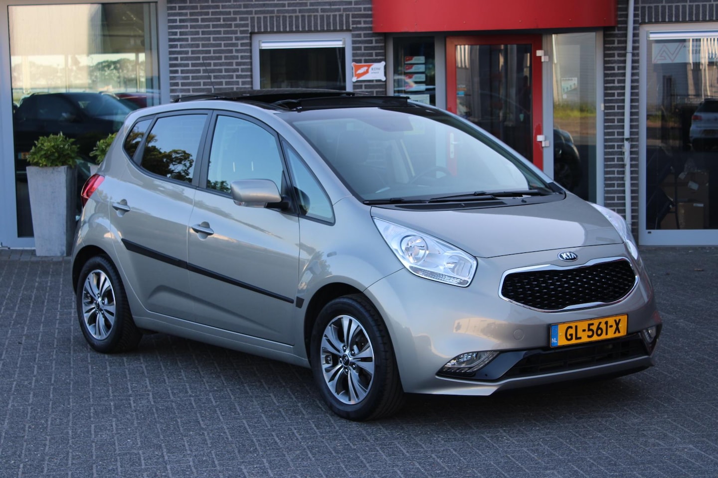 Kia Venga - 1.6 CVVT ExecutiveLine Camera/Pano/Trekhaak/NL Auto!! - AutoWereld.nl