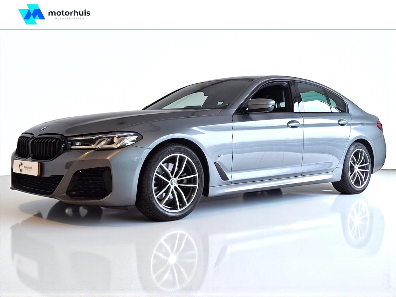 BMW 5-serie - (g30) 5 Serie (g30) 520i 184PK M-SPORT LEDER LASERLICHT CARPLAY NAVI WINTERPACK {uitgelich - AutoWereld.nl
