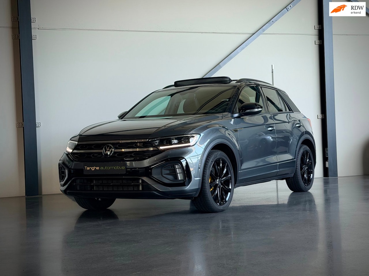 Volkswagen T-Roc - 1.5 TSI R-Line 1.5 TSI R-Line, Panodak, Trekhaak, Zomer en Winterbanden, ACC, Black Pack - AutoWereld.nl