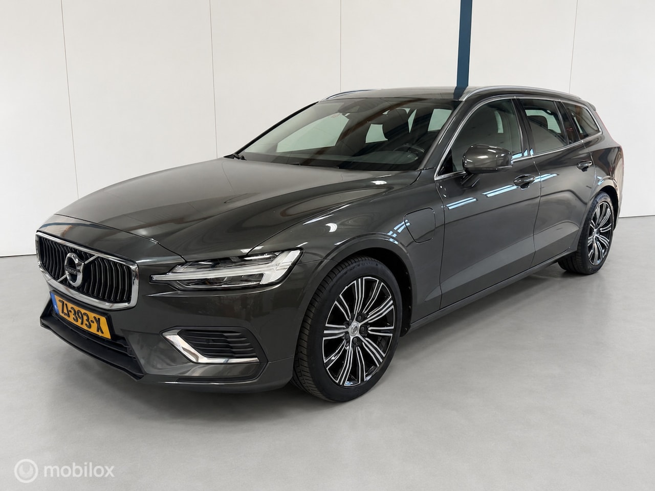 Volvo V60 - 2.0 T8 AWD Inscription PANO / ADAPTIVE CRUISE / NL-AUTO - AutoWereld.nl