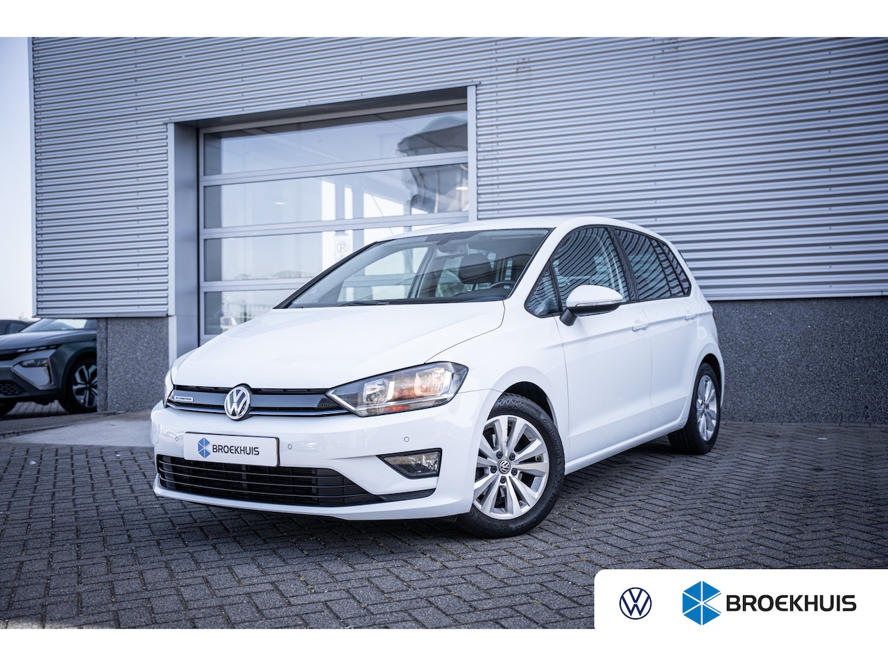 Volkswagen Golf Sportsvan - 1.0 TSI Comfortline | Cruise control | Electronic climate controle | Lichtmetalen velgen 1 - AutoWereld.nl