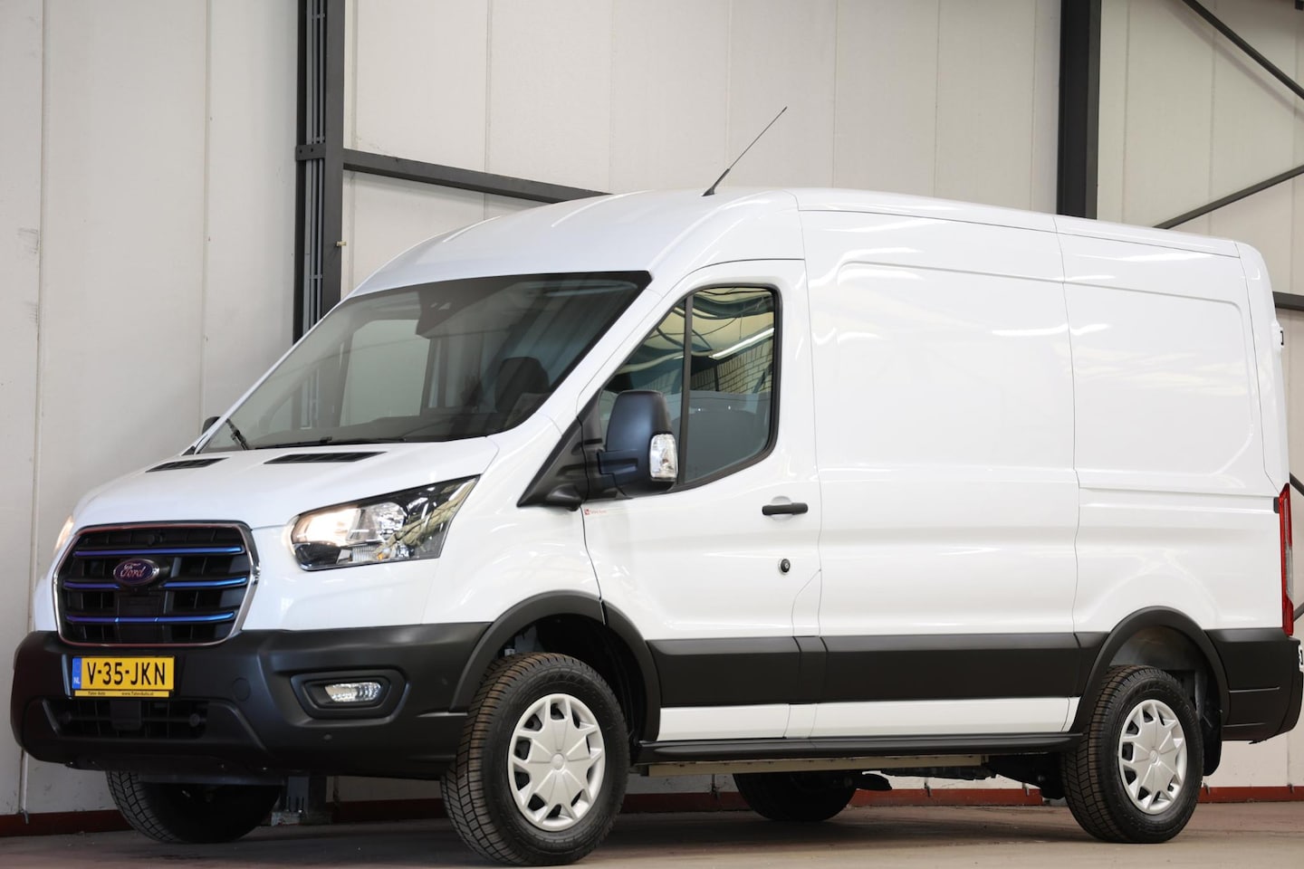 Ford E-Transit - 350 L2H2 Trend 68 kWh 360 CAMERA - AutoWereld.nl