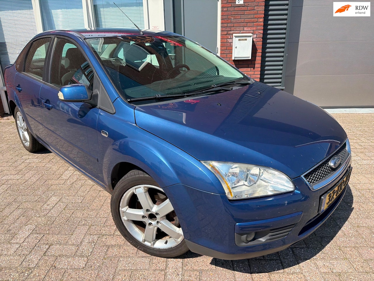 Ford Focus - 2.0-16V Ghia / Airco / PDC / LM / NAP - AutoWereld.nl