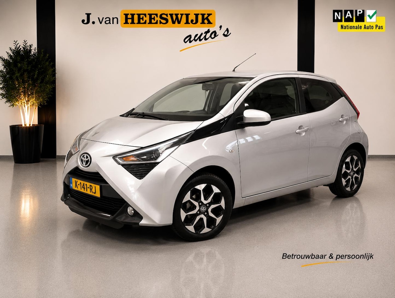 Toyota Aygo - 1.0 VVT-i x-joy Automaat | Climate Control | Camera | Lichtmetalen velgen - AutoWereld.nl