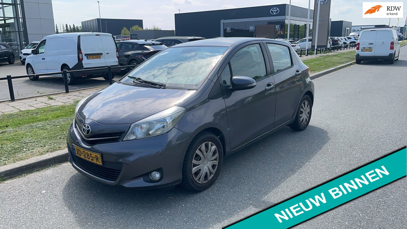 Toyota Yaris - 1.3 VVT-i 100pk 2e eigenaar 5-deurs Airco Trekhaak Degelijk - AutoWereld.nl