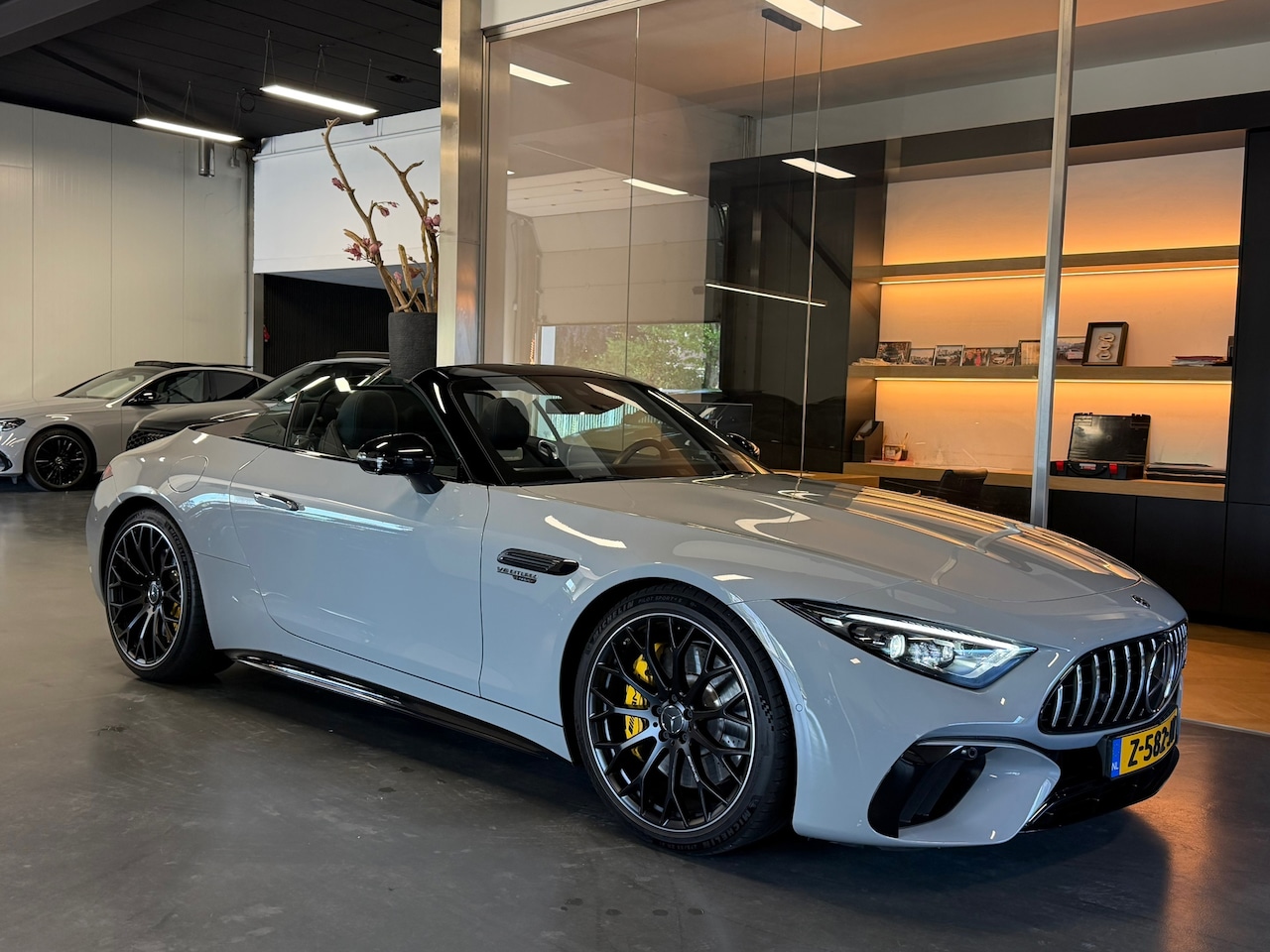 Mercedes-Benz SL-klasse Roadster - AMG 63 4MATIC+ 2022 nardo grijs garantie - AutoWereld.nl