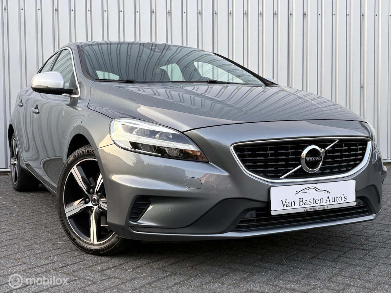 Volvo V40 - 2.0 T2 R-Design | 1e eig | dealer | Trekhaak | 19 | LED | PDC | Bluetooth | Navi | Volledi - AutoWereld.nl