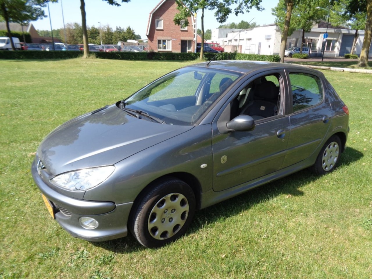 Peugeot 206 - 30-5-2027   a p k - AutoWereld.nl