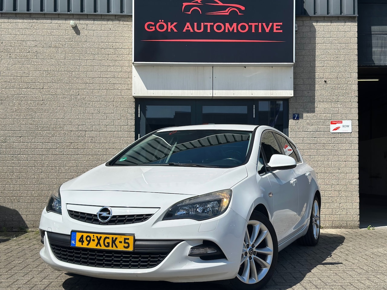 Opel Astra - 1.4 Turbo Sport / PDC / Navi / NWe APK / Trekhaak / Cruise Control / LM Velgen - AutoWereld.nl
