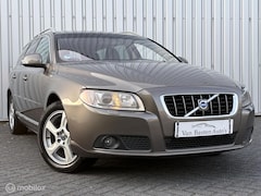 Volvo V70 - 2.0 Summum | Leder | Trekhaak | Xenon | Youngtimer | PDC | Keyless | Volledige historie |