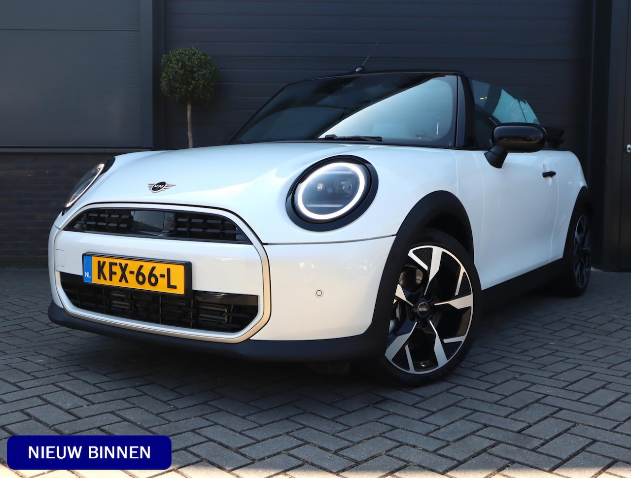 MINI Cabrio - 2.0 Cooper C Favoured | HUD | Camera | Carplay | Leer | Stoel en Stuurverwarming | 18 Inch - AutoWereld.nl