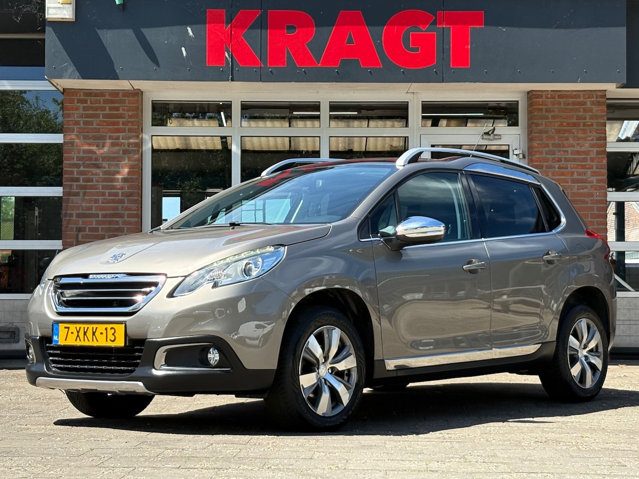 Peugeot 2008 - Allure Pack Premium Plus 1.2 VTi 82 pk - trekhaak - all seasons - AutoWereld.nl
