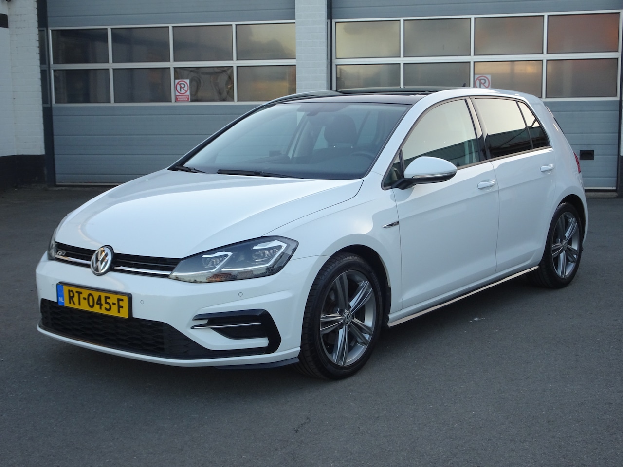 Volkswagen Golf - 1.0 TSI Highline Business R Automatische airco, navigatie, parkeersensoren, achteruitrij c - AutoWereld.nl