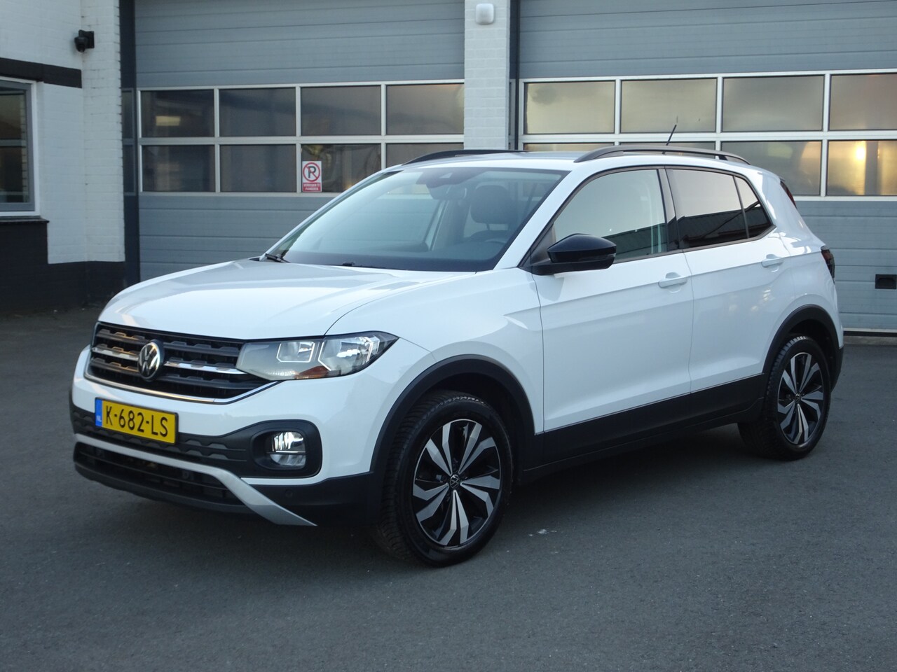 Volkswagen T-Cross - 1.0 TSI Life Business Automatische airco, navigatie, cruise controle, parkeersensoren, ach - AutoWereld.nl
