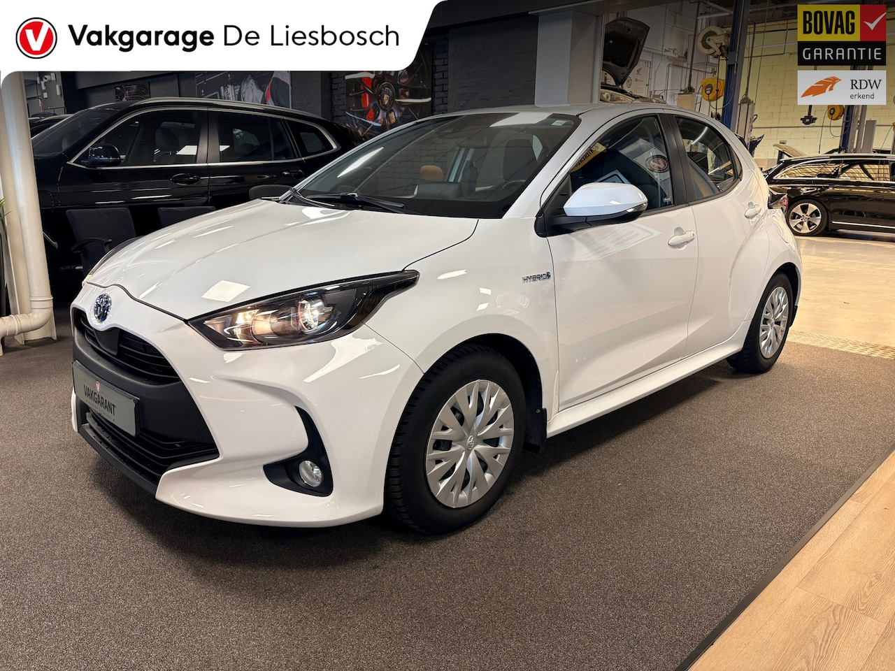 Toyota Yaris - 1.5 Hybrid Business Plus automaat/ stuur en stoel verwarming / navigatie /camera - AutoWereld.nl