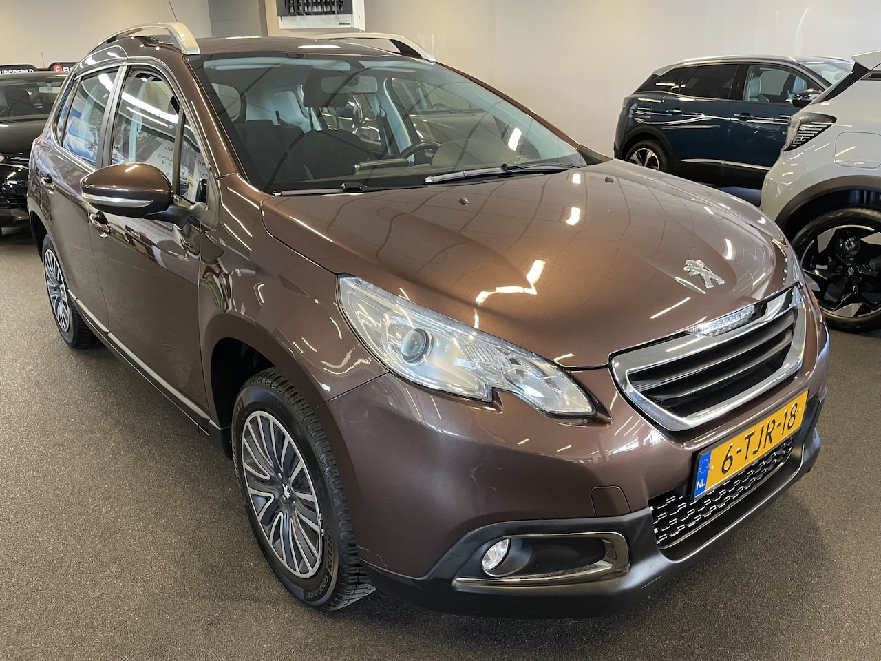 Peugeot 2008 - 1.2 VTi Active Airco-Navigatie-Trekhaak - AutoWereld.nl