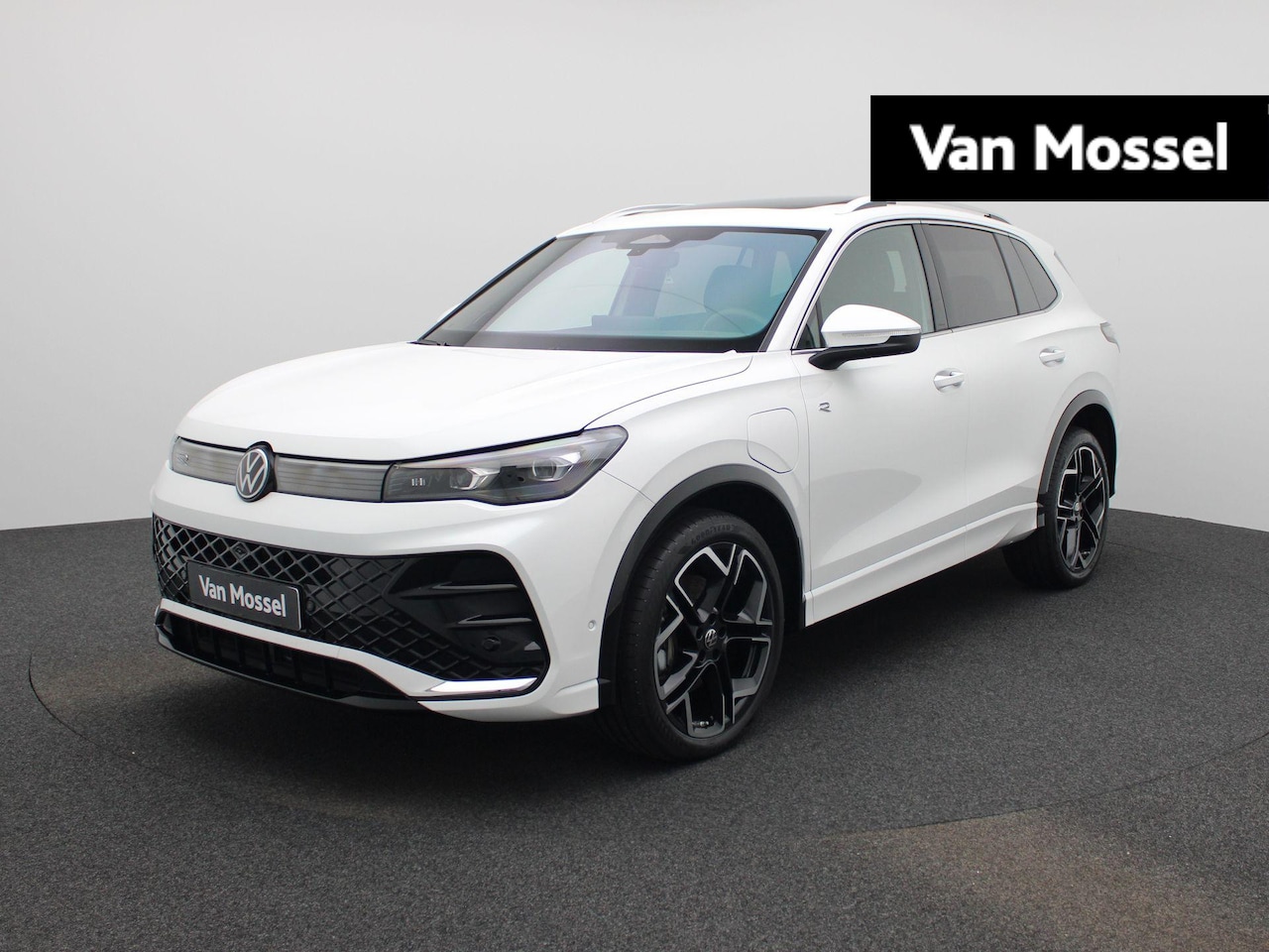 Volkswagen Tiguan - 1.5 eHybrid R-Line Edition 272 PK | Panoramadak | Navigatie Groot | Trekhaak | 360 Camera - AutoWereld.nl