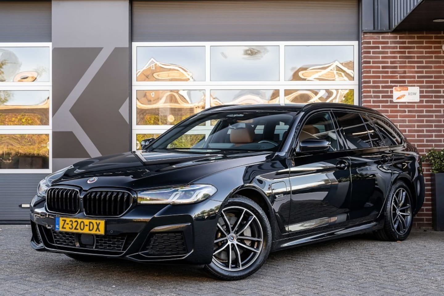BMW 5-serie Touring - 530 530e xDrive M Sport | Comfort Seats | Head-Up | Driving Ass. Professional | Trekhaak | - AutoWereld.nl