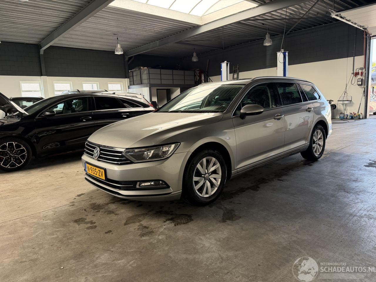 Volkswagen Passat Variant - 1.6 TDI Highline 1.6 TDI Highline - AutoWereld.nl