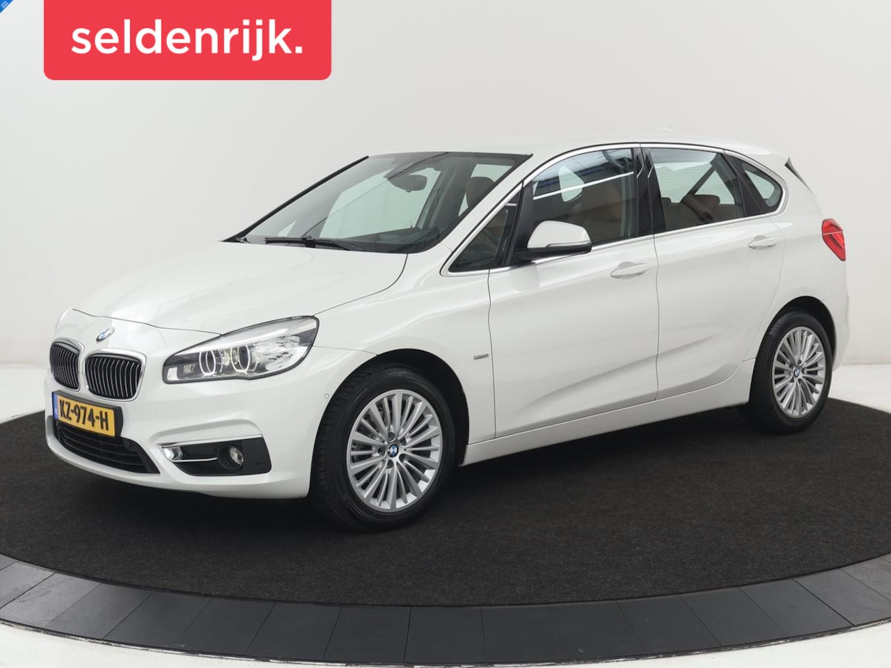 BMW 2-serie Active Tourer - 218i Luxury Line | Leder | Camera | Trekhaak | Full LED | Navigatie | Parkeerhulp | Climat - AutoWereld.nl